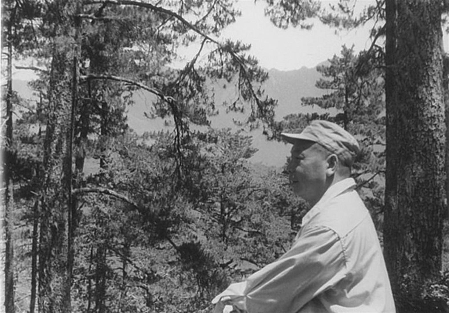 民國45年6月29日「中部橫貫公路」勘察行程，輔導會代主任委員經國先生背後的山稜線，就是立霧溪上源的南湖大山