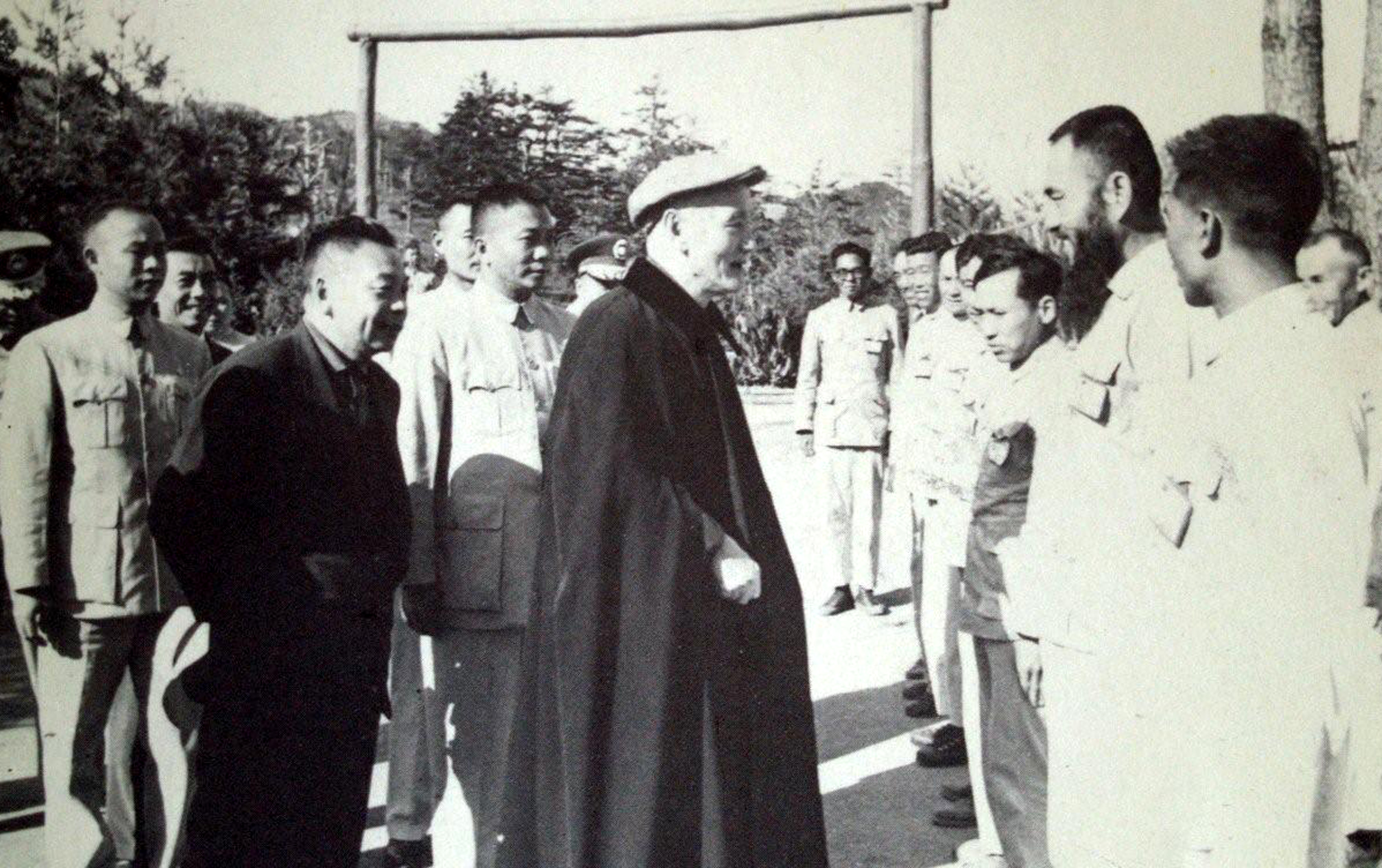 民國53 年7 月23 日總統蔣公，偕國防部副部長經國先生、輔導會代主任委員趙聚鈺等，視察「福壽山農場」的「漢莊」，該農莊全體場員及職工列隊歡迎。