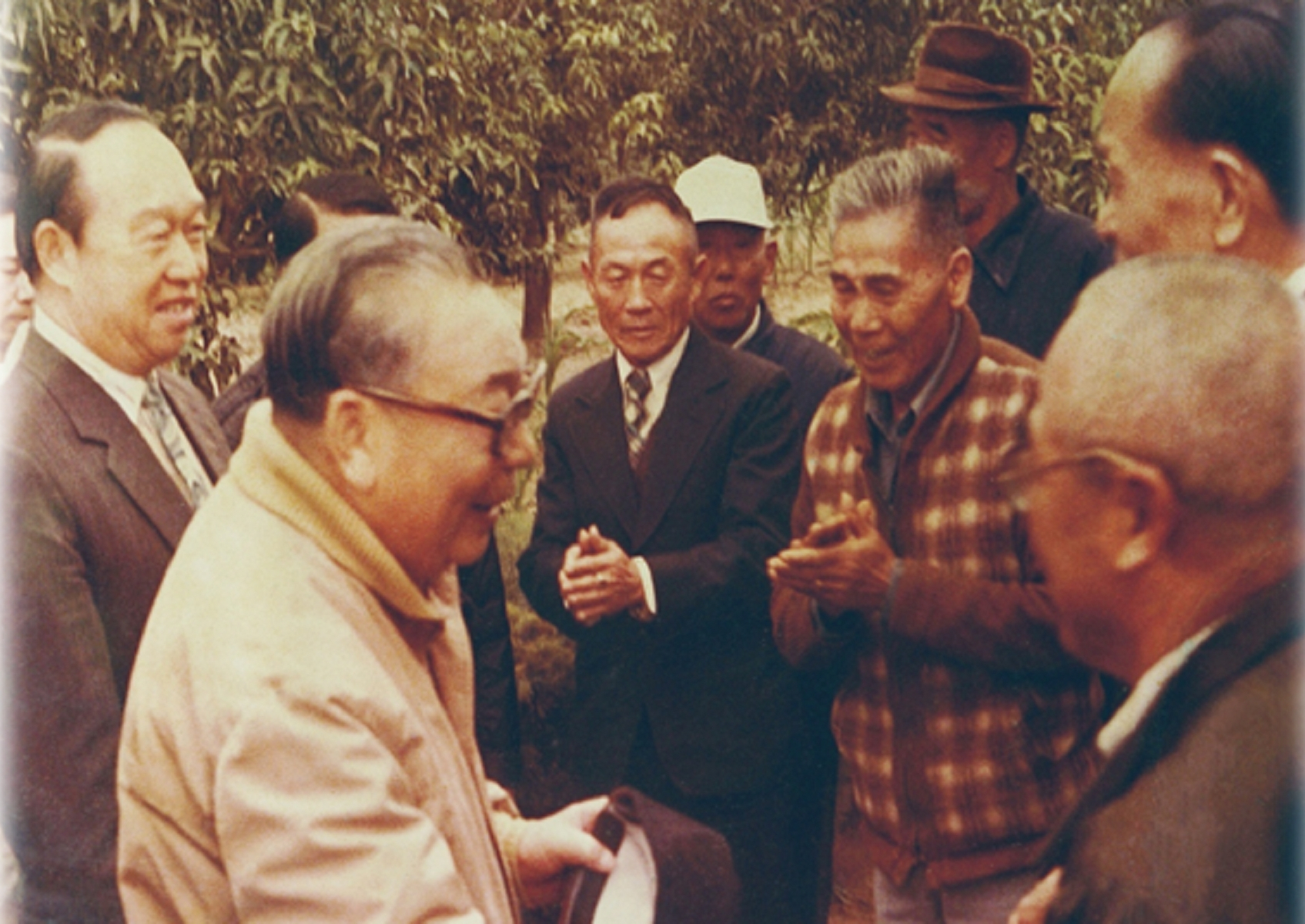 民國70年1月3日總統經國先生蒞臨「岡山榮民之家」巡視，並垂詢榮民的日常生活起居。(1)