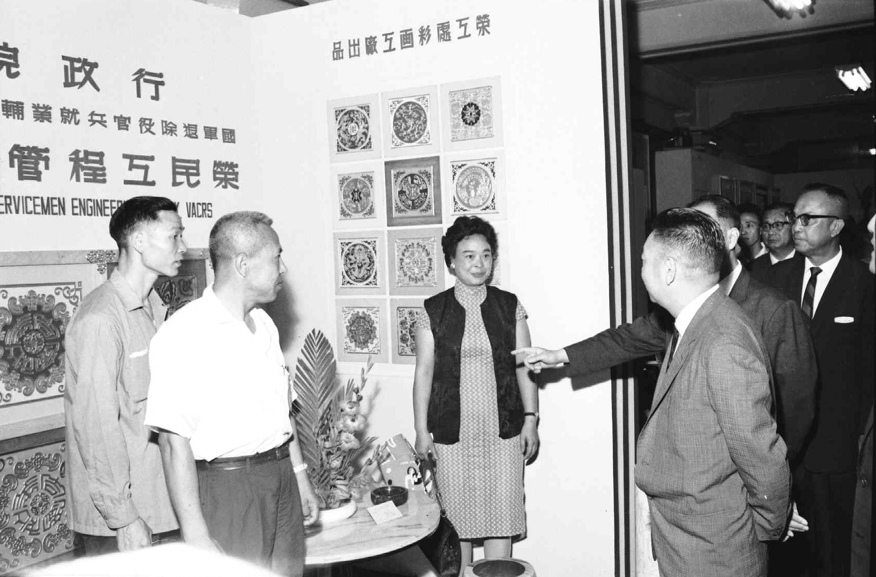 民國53年5月28日，輔導會主任委員經國先生於台北市中山堂光復廳主持輔導會第八次擴大業務會報並巡視榮民產品展覽會(3)。