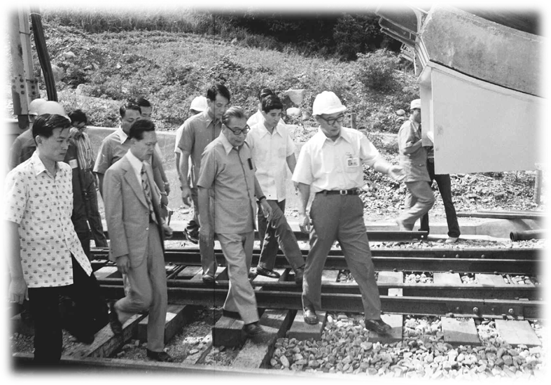 民國64年10月行政院長經國先生來到花蓮崇德站，視察「十大建設」之「北迴鐵鐵路」工程的南端隧道工程。（1）