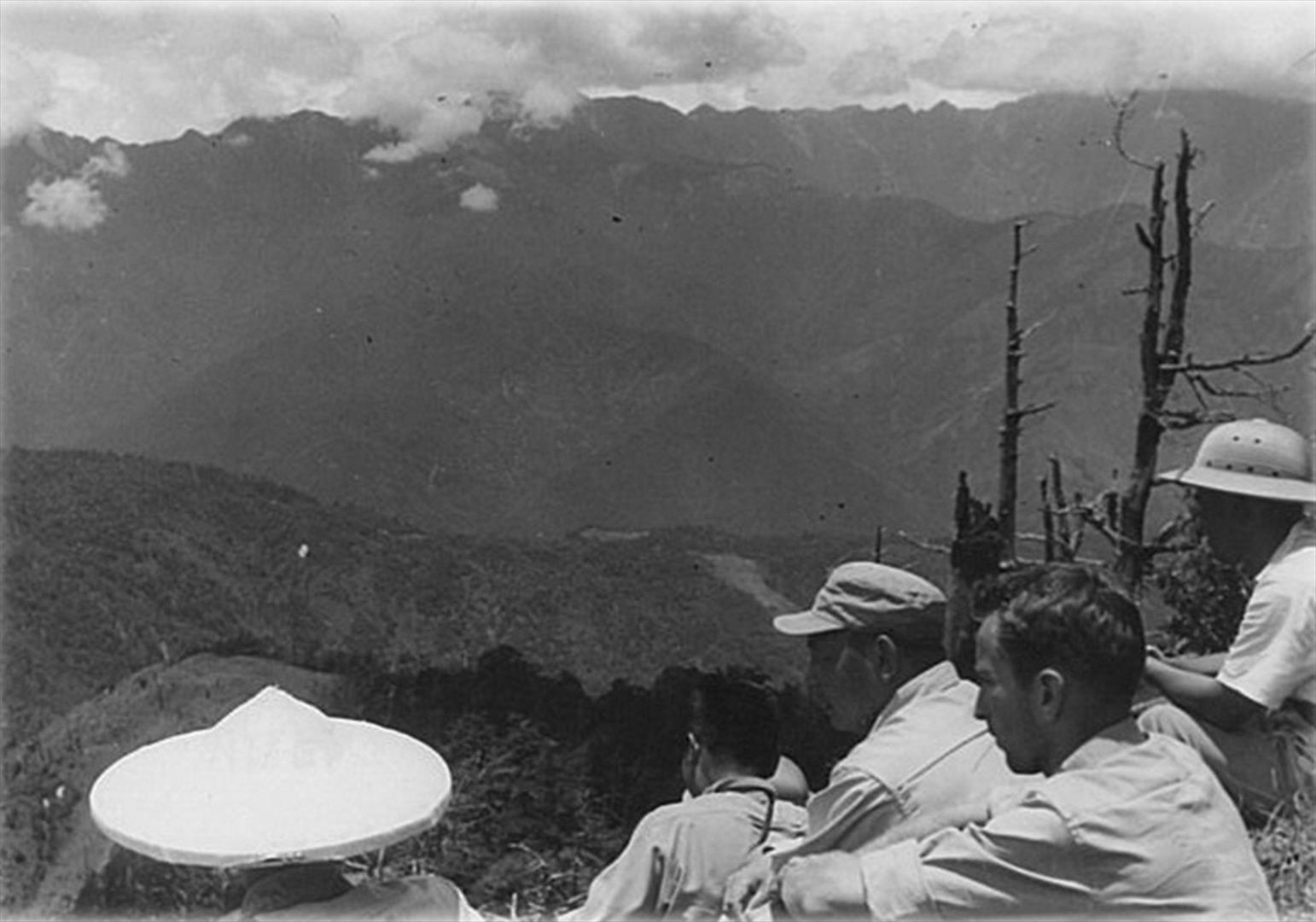 民國45年6月29日「中部橫貫公路」勘察行程，輔導會代主任委員經國先生一行人藉由小憩片刻機會，欣賞著中央山脈的美景。