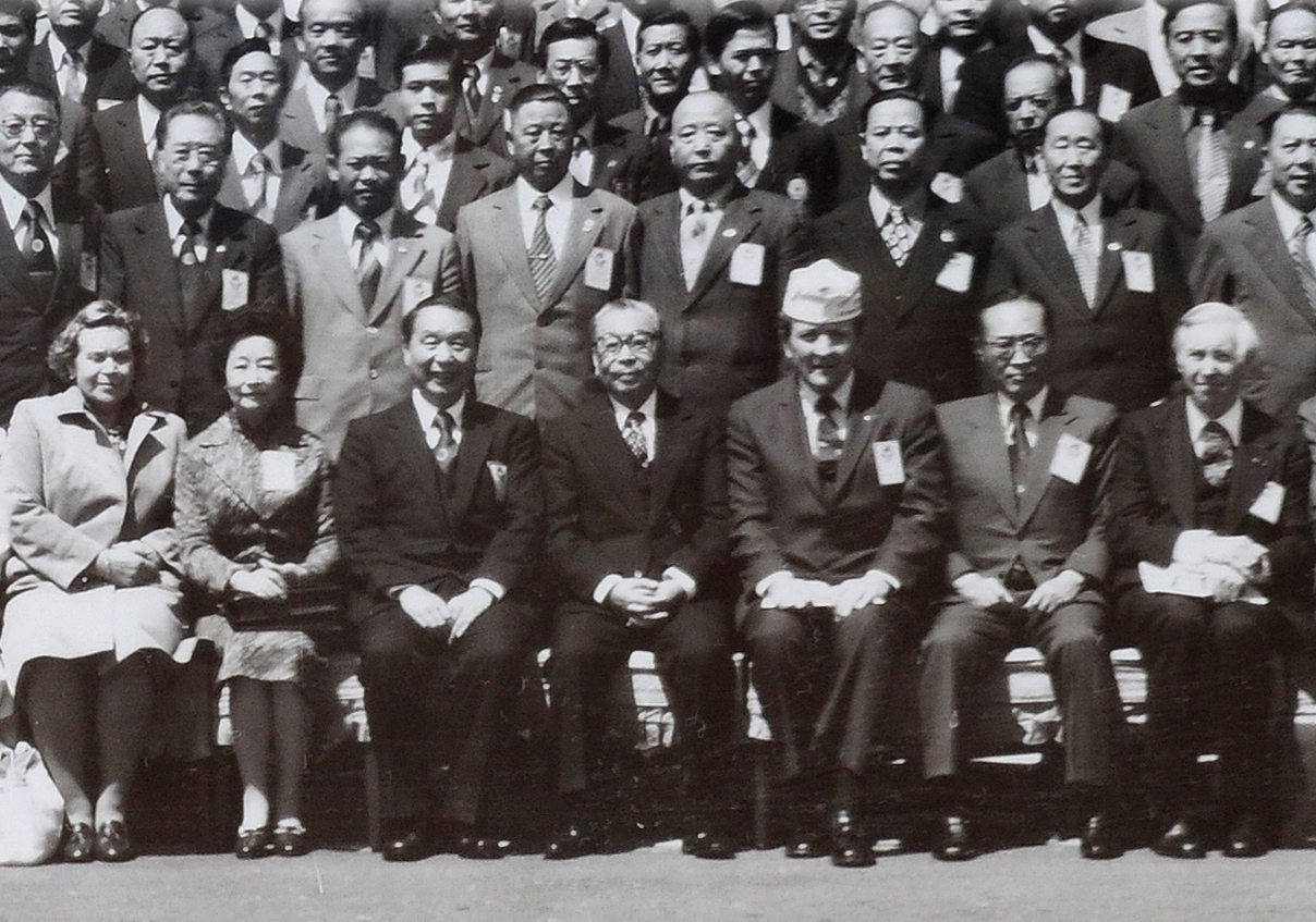 民國69年4月15日，總統經國先生以前主委的身份，出席69年度於中山樓舉行之輔導會議，與海外貴賓合影。