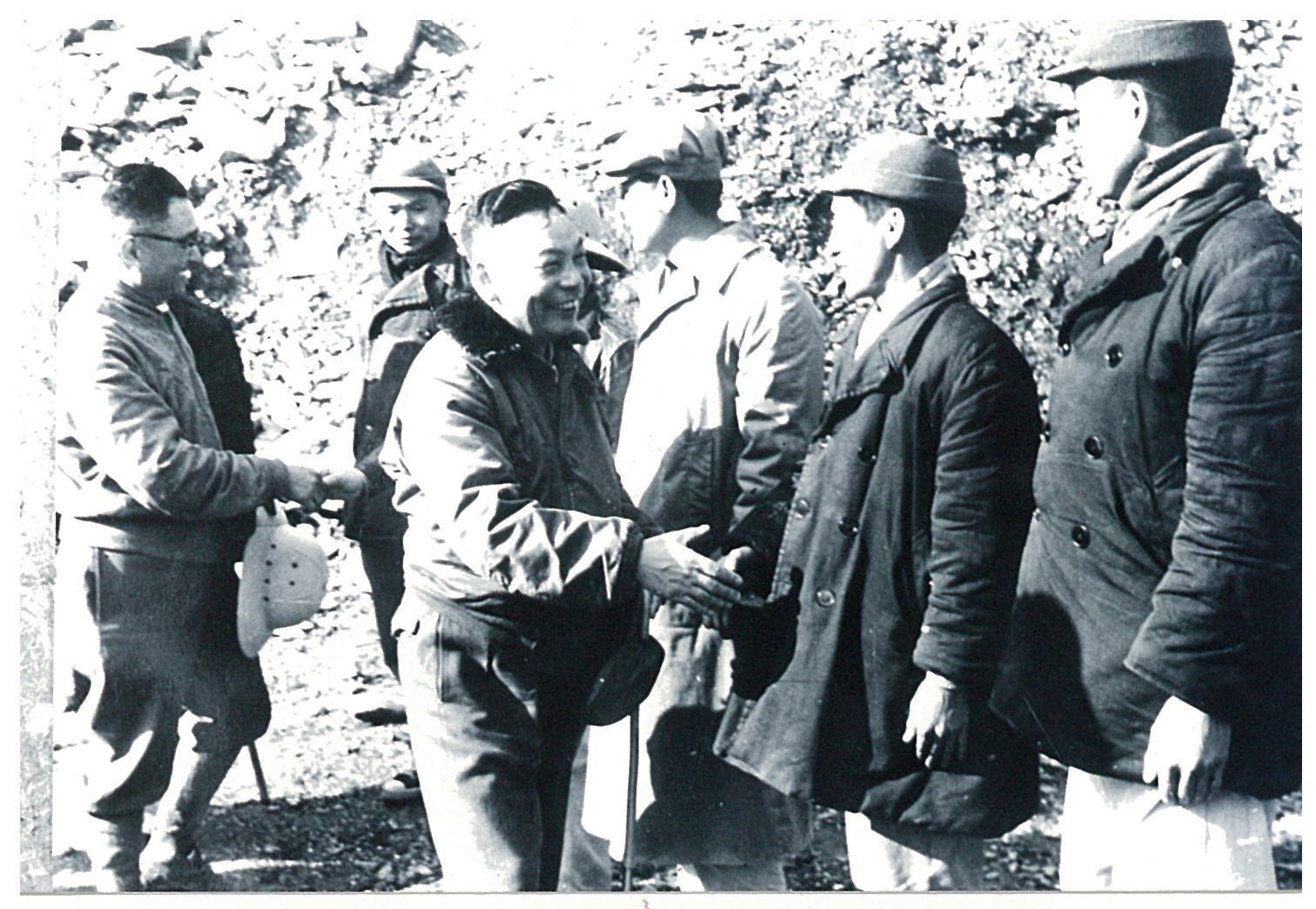民國53年2月27日，國防部長經國先生，視察榮工處施工之「北部橫貫公路」工程，並向施工人員慰勞致意。