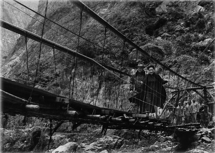 民國47年11月12日，總統蔣公偕夫人蔣宋美齡女士，在輔導會主任委員經國先生的陪同下，視察合流工程處時經過臨時搭建之吊橋。