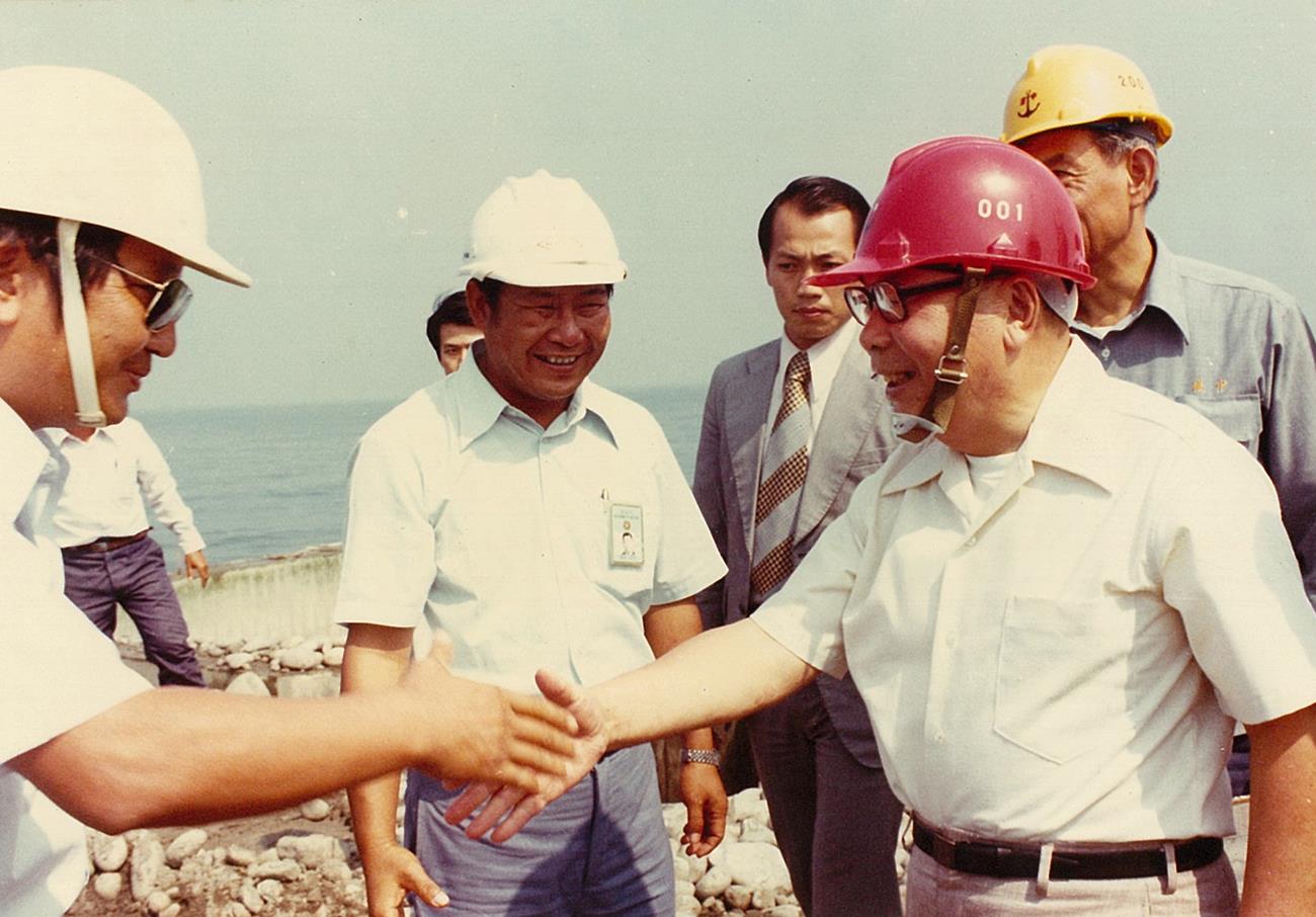 民國66年10月25日，行政院長經國先生巡視台中港第2期工程慰問工作人員辛勞。