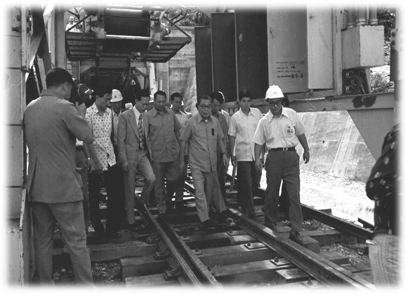 民國64年10月行政院長經國先生來到花蓮崇德站，視察「十大建設」之「北迴鐵鐵路」工程的南端隧道工程。（4）