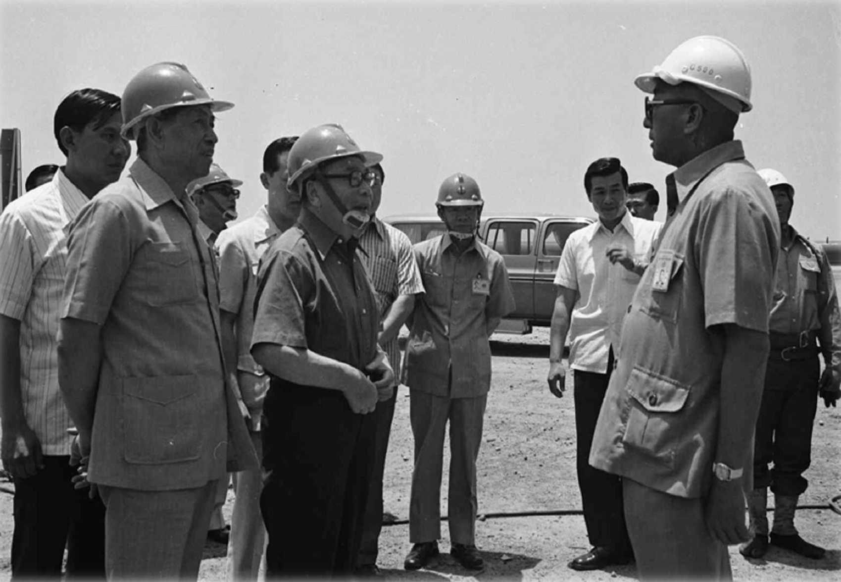 民國68年5月6日總統經國先生由參謀總長宋長志陪同，視察「十大建設」之「台中港」後續建港工程，並向負責工程人員垂詢新建工程的概況。