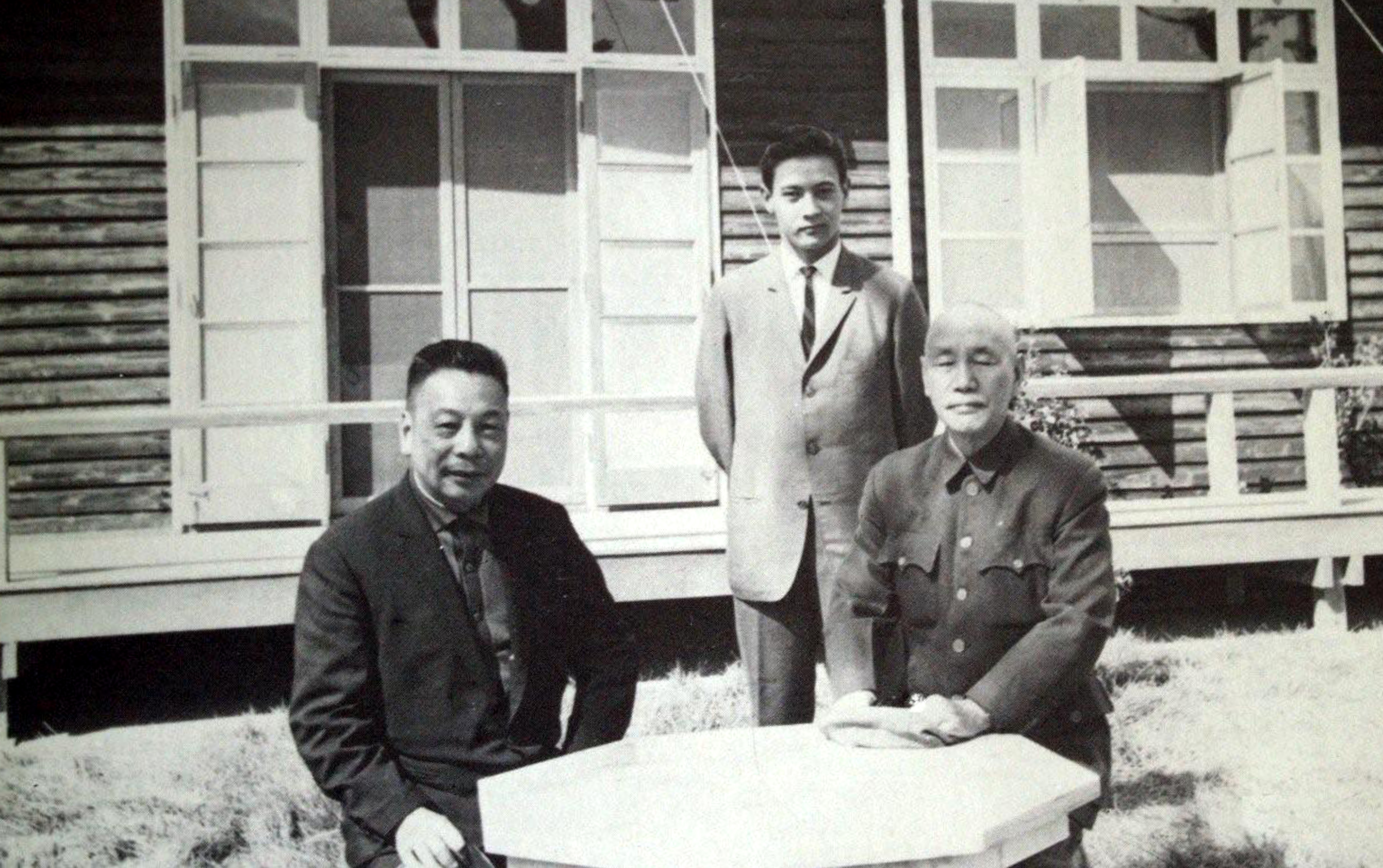民國53 年7 月23 日總統蔣公，偕行政院長嚴家淦、國防部副部長經國先生等，視察「福壽山農場」，同時也難得一見祖孫（孝勇）三代同堂合影。