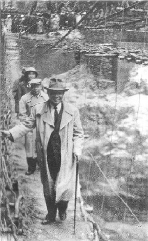 民國47年2月7日，輔導會主任委員經國先生陪同台灣省主席周至柔視察工程，地點是東段工程的錐麓吊橋。