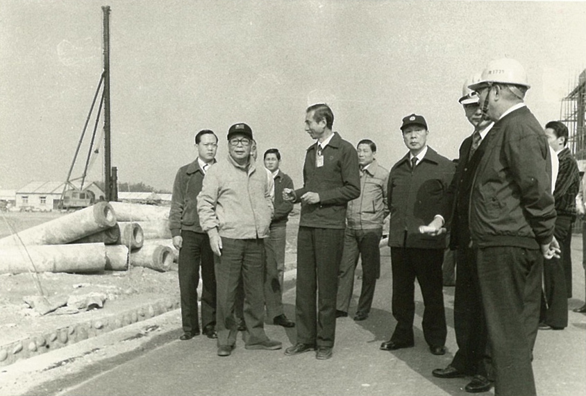 民國70年1月3日總統蔣經國先生由輔導會主任委員趙聚鈺先生陪同，巡視榮工處承建之高雄「興達火力發電廠工程」，並慰問榮民員工辛勞。