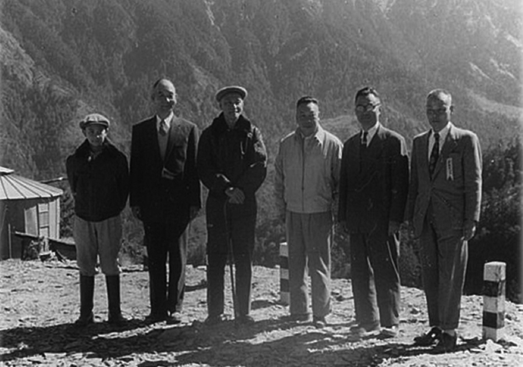 民國52年9月27日總統蔣公視察北橫西段工程概況，由輔導會主任委員經國先生陪同巡視工程進度與施工概況時合影。