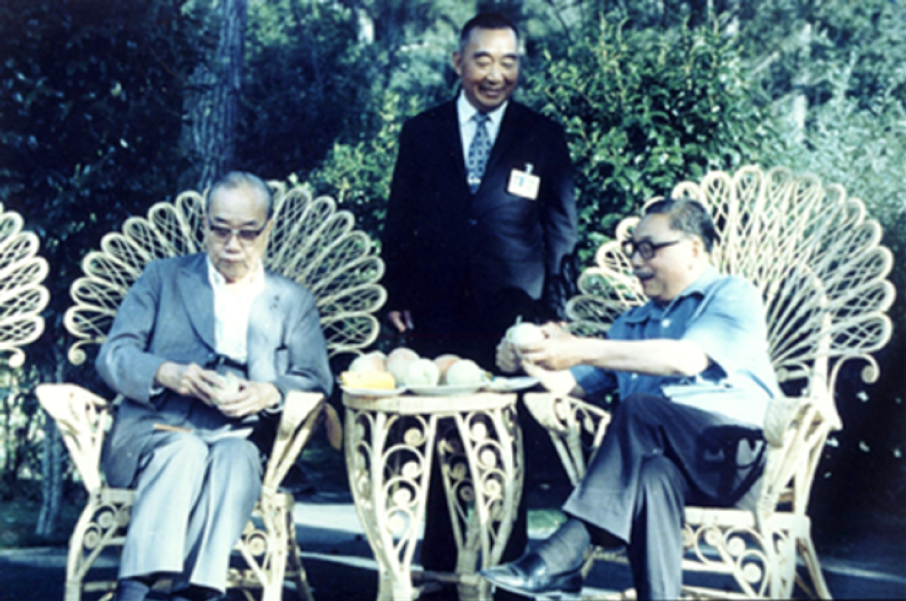 總統經國先生與副總統謝東閔一起享用水蜜桃。