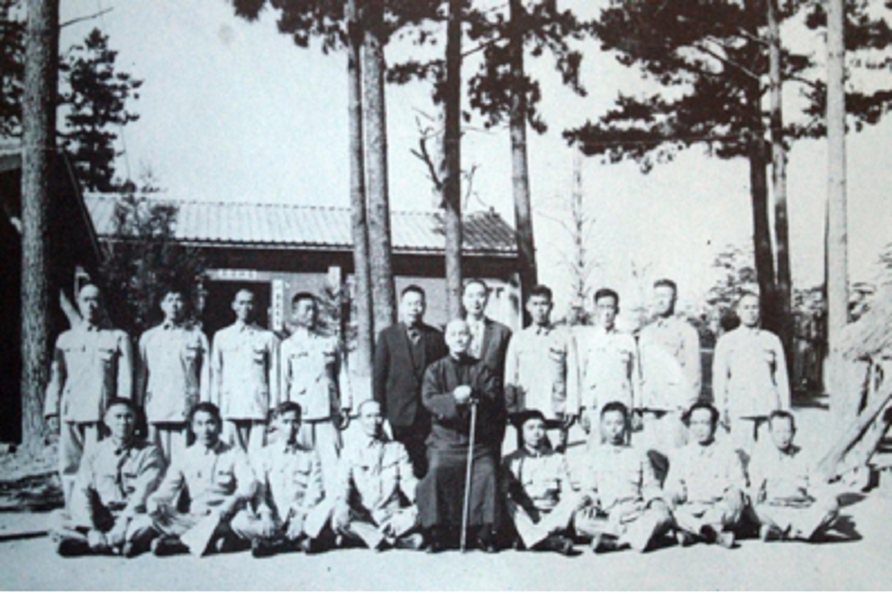 民國53 年7 月23 日總統蔣公，偕國防部副部長經國先生、輔導會代主任委員趙聚鈺等，視察「福壽山農場」的「唐莊」，並與該農莊全體場員及職工合影。