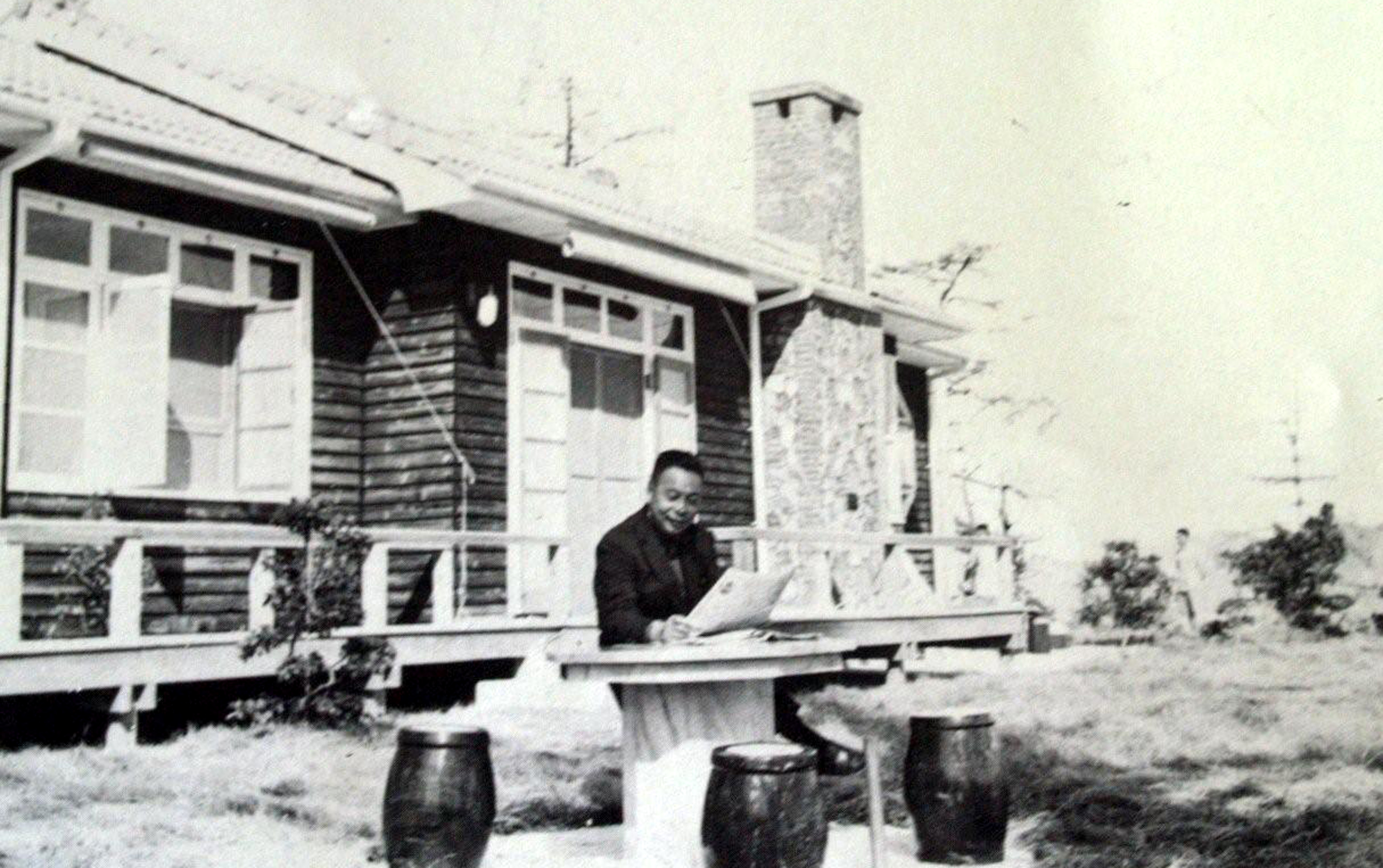 民國53年7月23日國防部副部長經國先生，於視察「福壽山農場」之際，在福壽山莊庭園內的石桌上審閱文件。