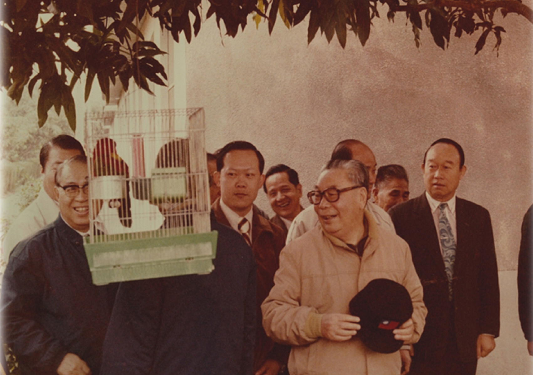 民國70年1月3日總統經國先生蒞臨「岡山榮民之家」巡視，並垂詢榮民的日常生活起居。(2)