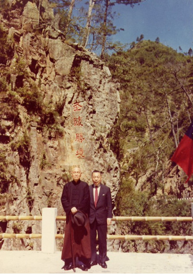 民國55年先總統蔣公與國防部長經國先生與於武陵農場合影。