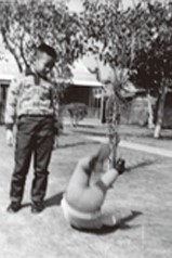 作者（左）的小弟在八○二眷村草地上翻跟斗