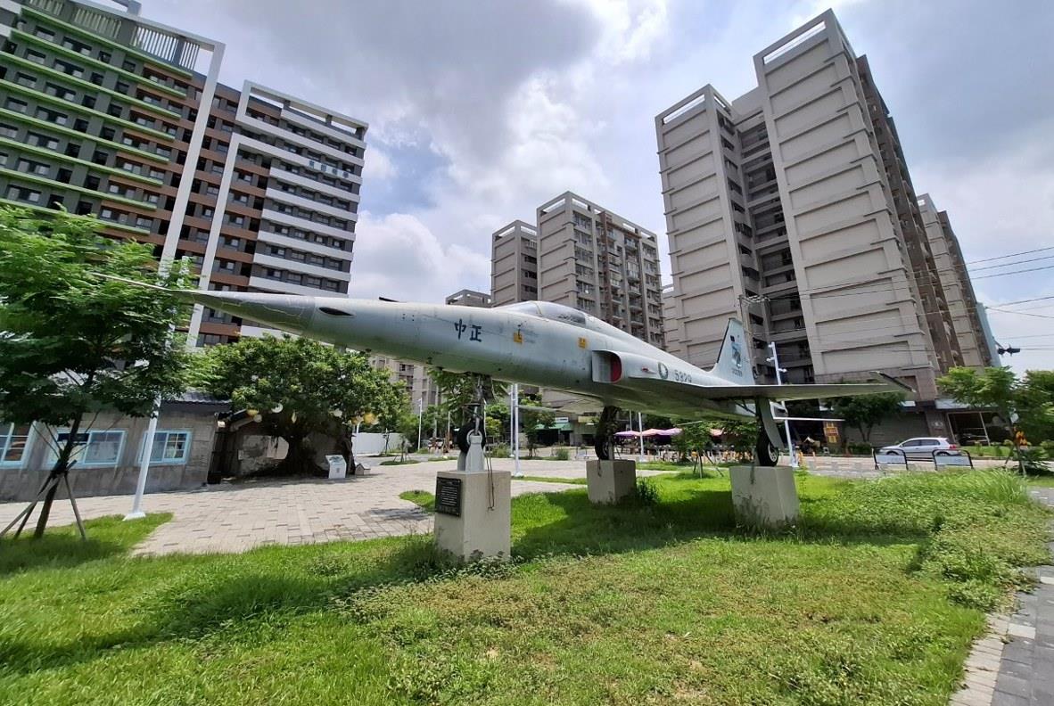園區入口陳展1架退役F-5E戰機，視覺感官令人震攝。