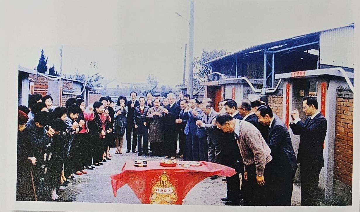 新竹空軍第十二村，每逢春節就由自治會安排團拜活各戶攜家帶眷來到活動中心前，大家互相鞠躬，恭喜發財、平安健康！