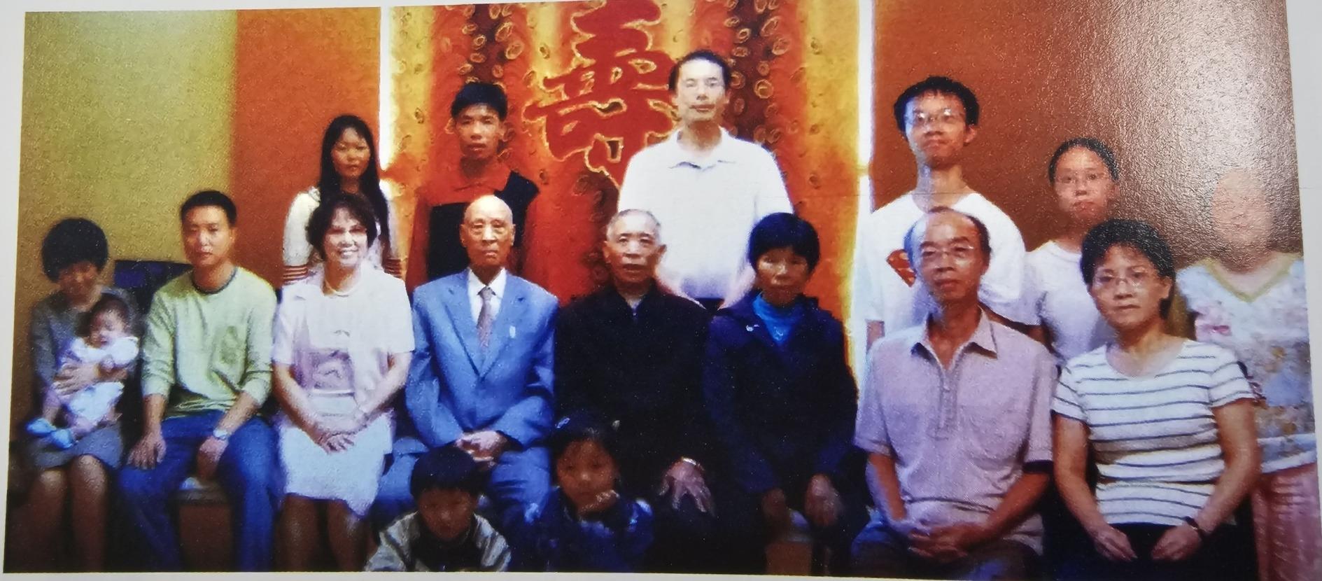 民國九十七年秋，吳志文（前排左四）歡度八十歲生日，和妻子（前排左三）及兒孫合影。