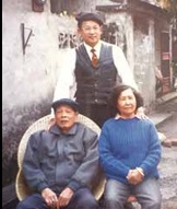 作者在屏東潮州眷村舊家與父母親合照