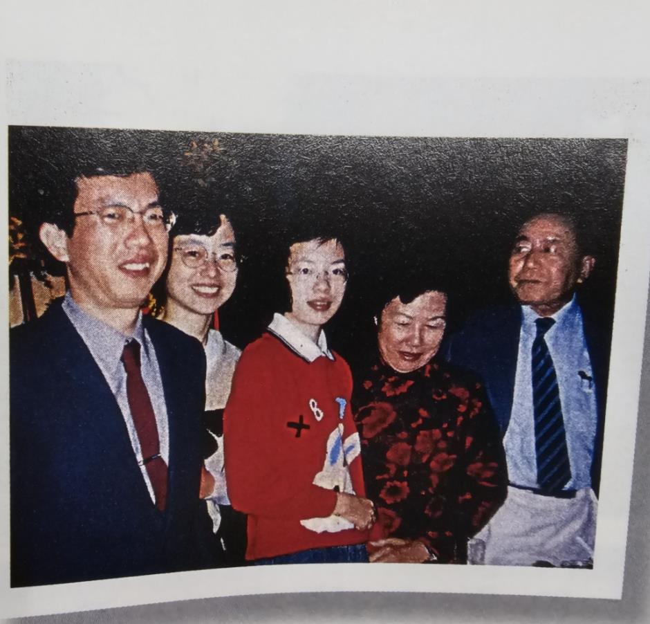 民國九十五年冬，汪雨舟伉儷（右一、二）和長子、媳、孫女聚餐後合影。