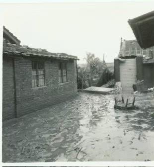 民國52年葛樂禮颱風侵襲後的家園2。