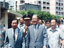 蕭先生(右一)陪同前總統李登輝巡視眷改