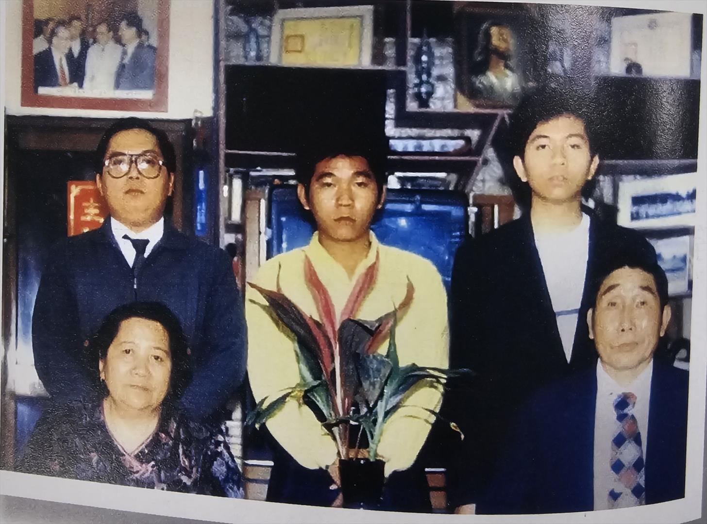 民國八十年春，丁發昌、林勉伉儷（前右一、左一）和三子在貿協新村眷舍合影。