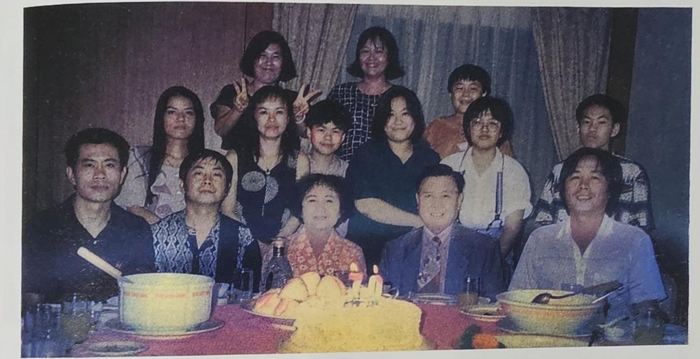 丁琲先生（前排右二）在六十歲生日宴中，偕妻子柯綉枝（前排右三）和兒孫合影。