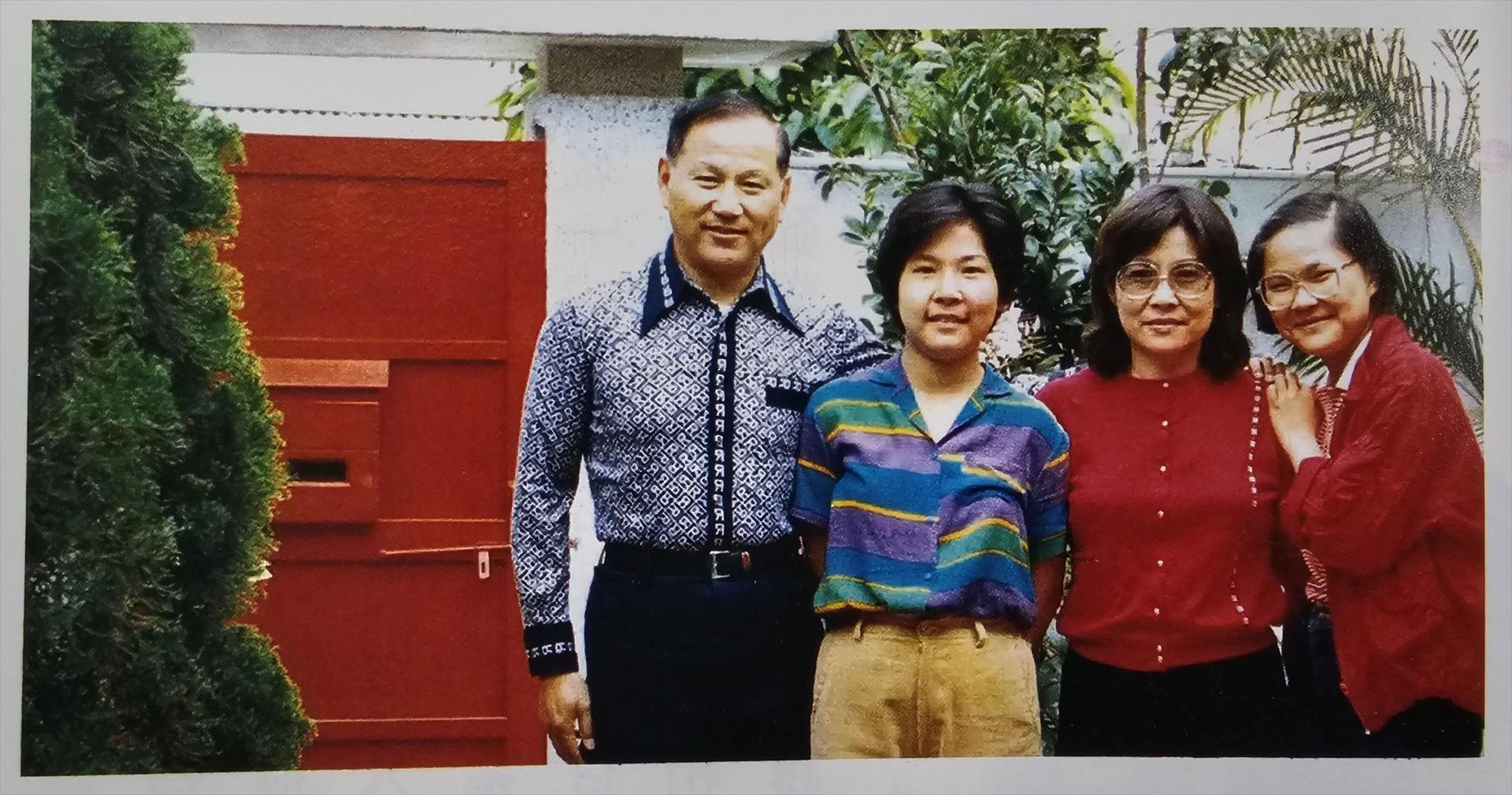 民國八十四年春，丁匯川、蔡宜玲伉儷（左一、右一）和兩女在平實甲村眷舍前庭合影。