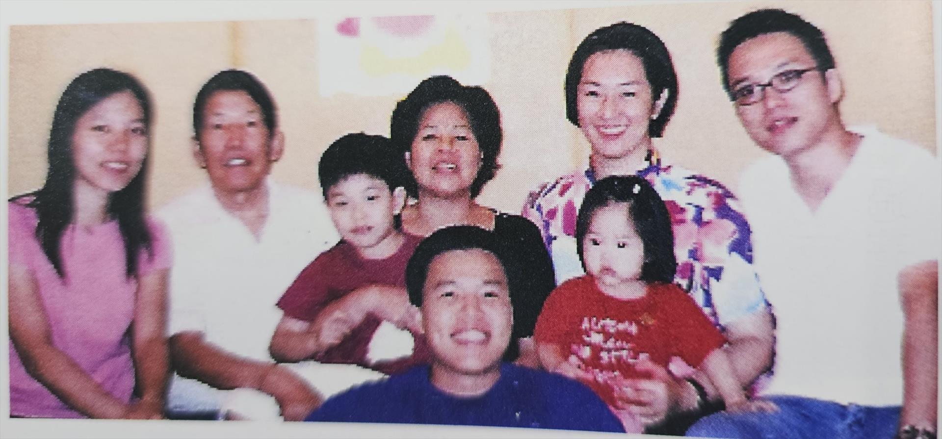 民國九十三年秋天，苗春光、吳月霞（左二、後排右三）伉儷，拍攝全家福。