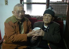 88歲的傅國平（左）照料96歲的王爐勛。
