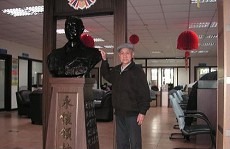 覃老先生與捐贈予雲林榮服處之  蔣公銅像
